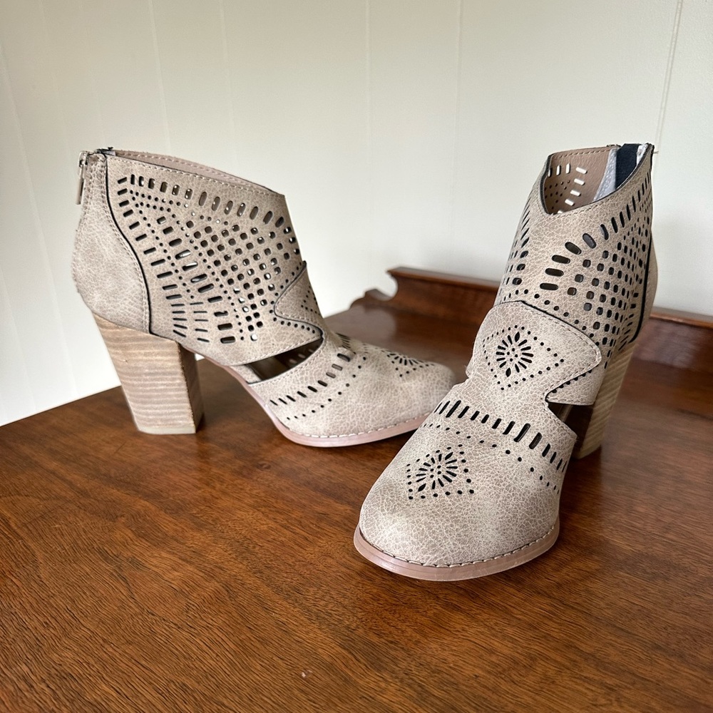 Women’s heeled boots.